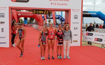 Laura Gómez després de travessar la meta al triatló de Barcelona